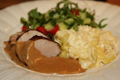 Fläskfile med pepparsås och kryddstekt potatis