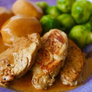 Grillad fläskfilé med svartvinbärssås och kokt potatis